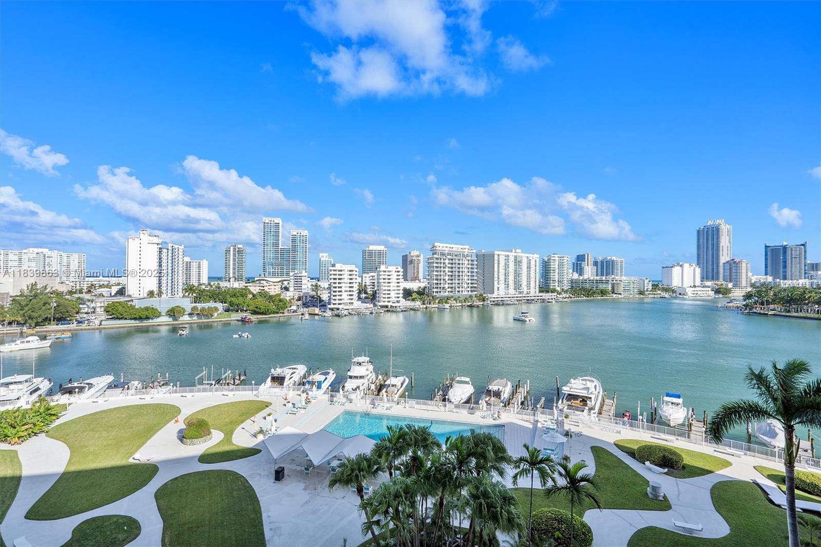 KING COLE CONDO - Residential