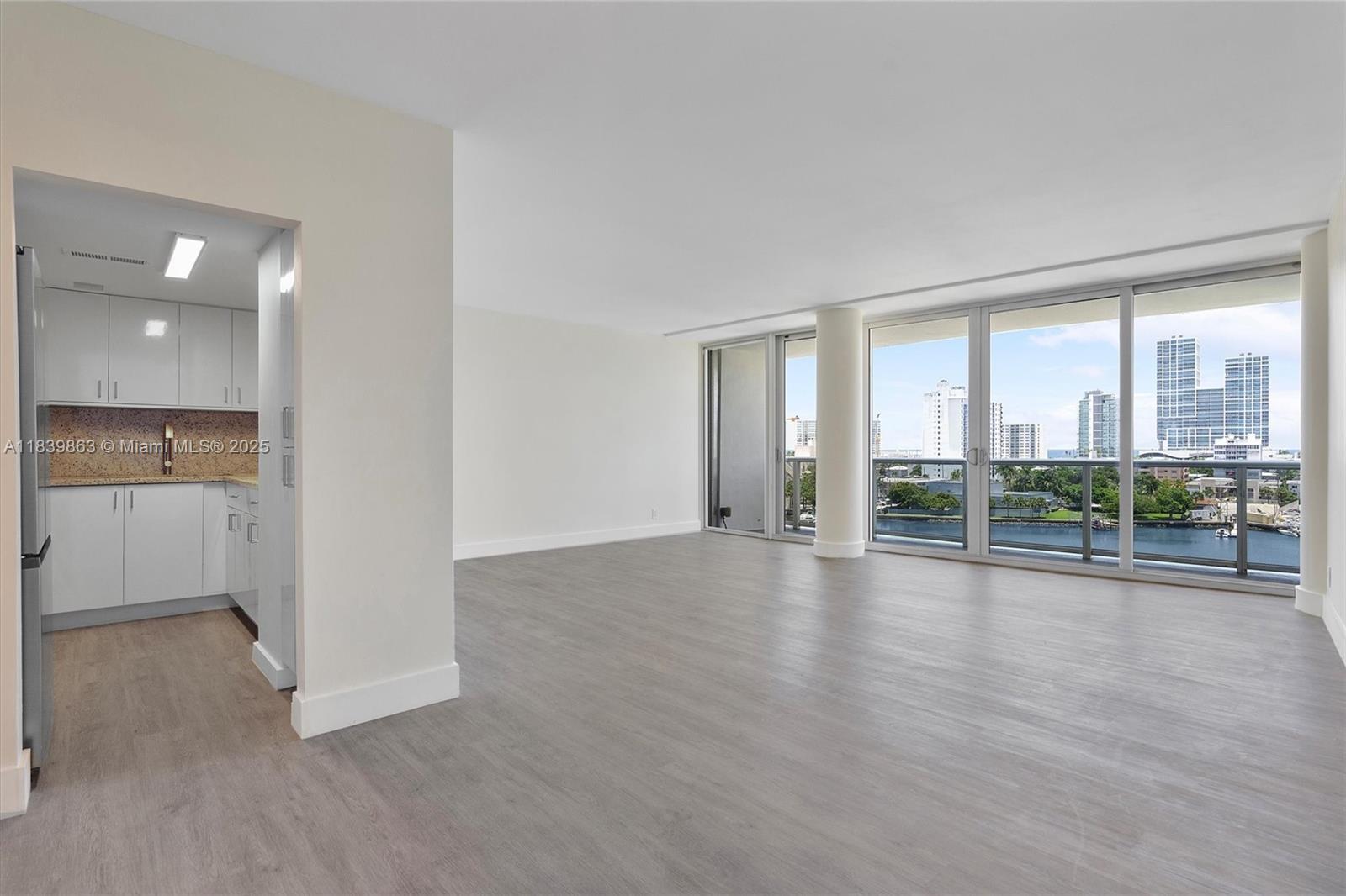 KING COLE CONDO - Residential