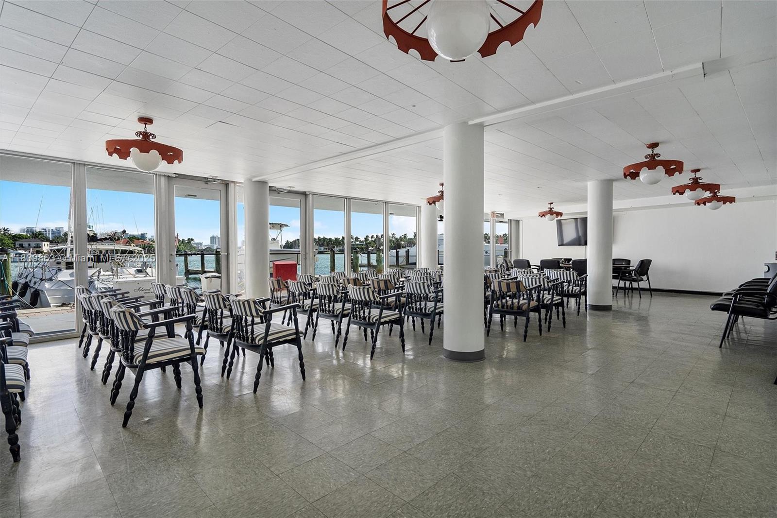 KING COLE CONDO - Residential