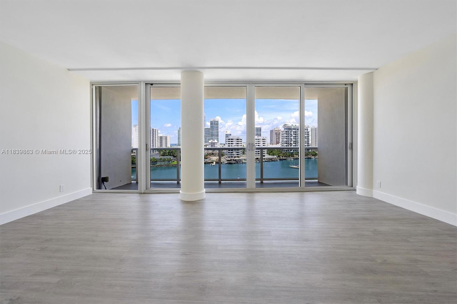 KING COLE CONDO - Residential