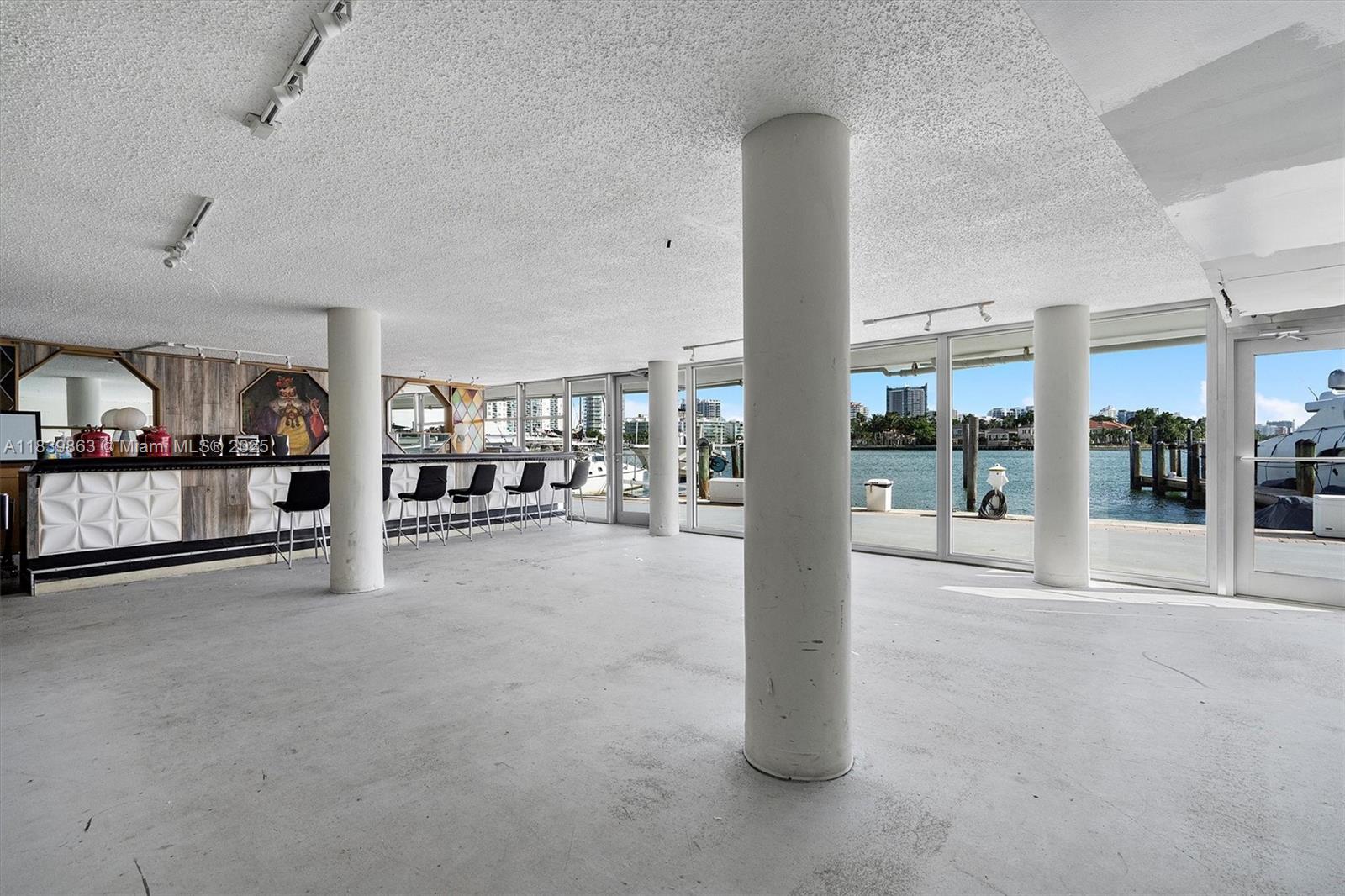 KING COLE CONDO - Residential