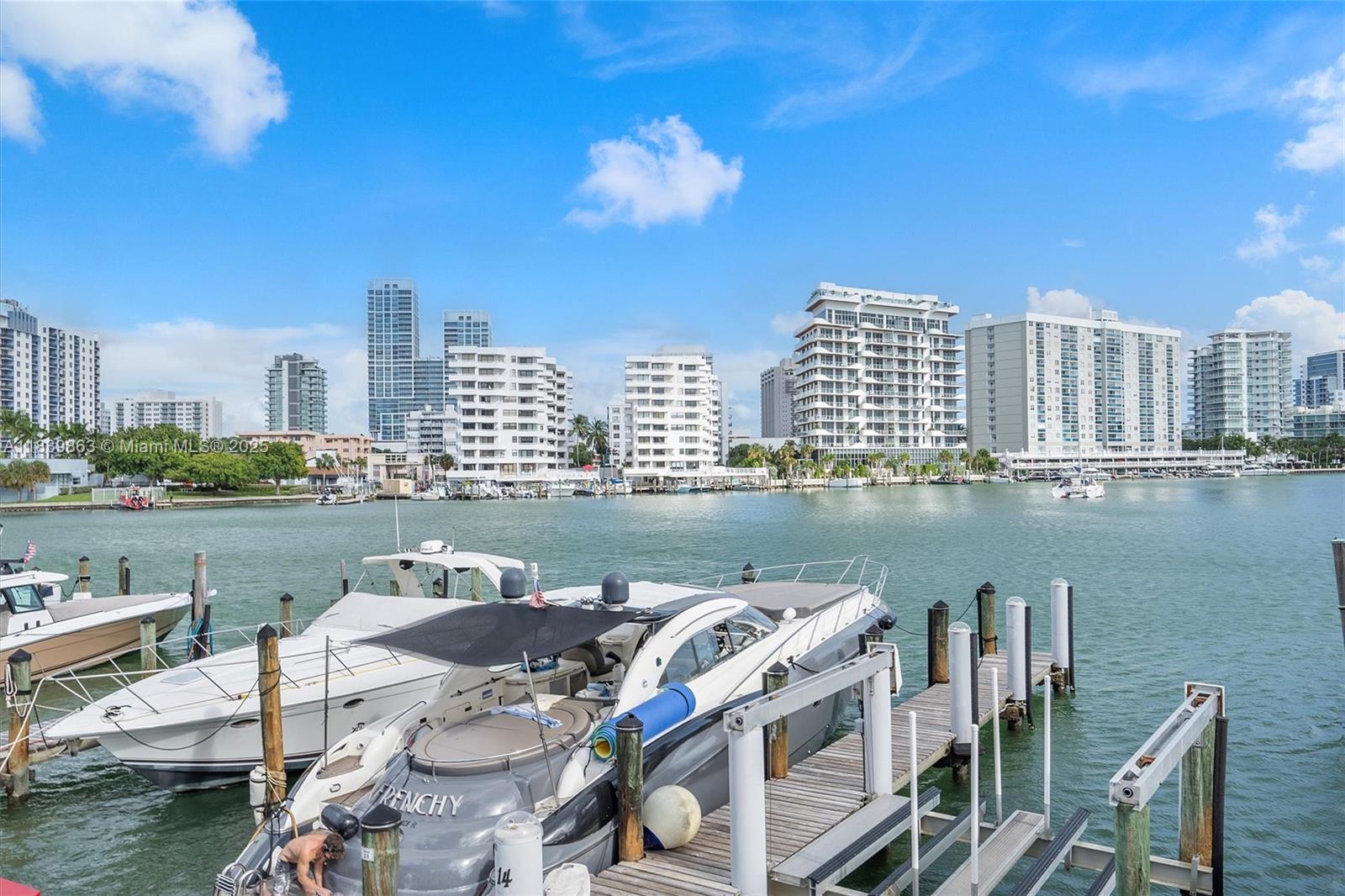 KING COLE CONDO - Residential