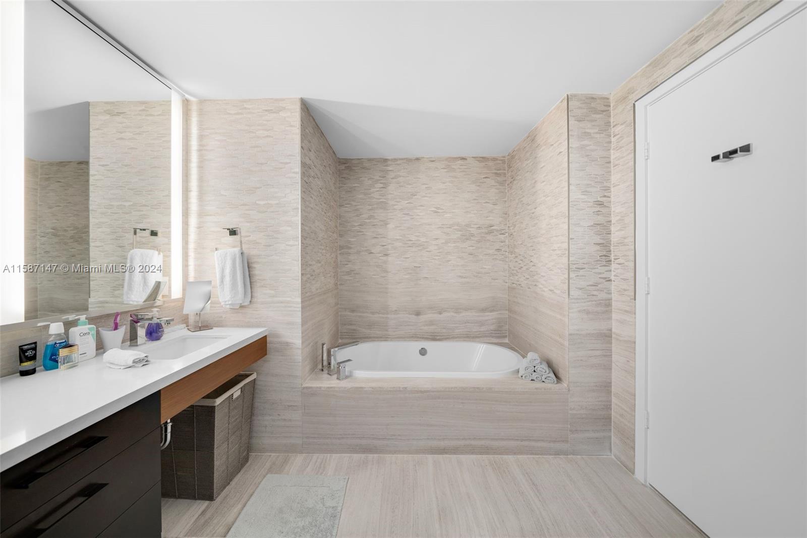 ONE OCEAN CONDO - Residential