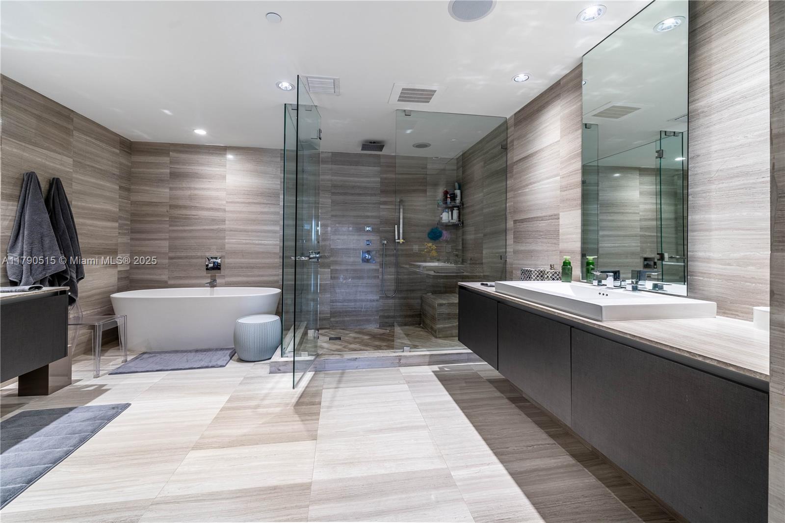 ECHO CONDO - Residential