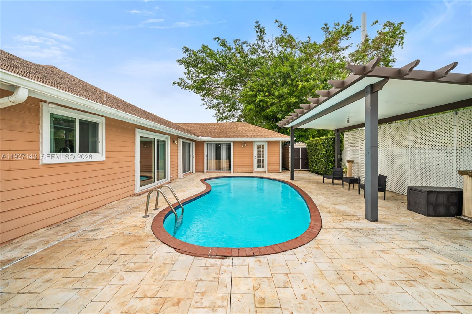ROYAL GLEN - Residential