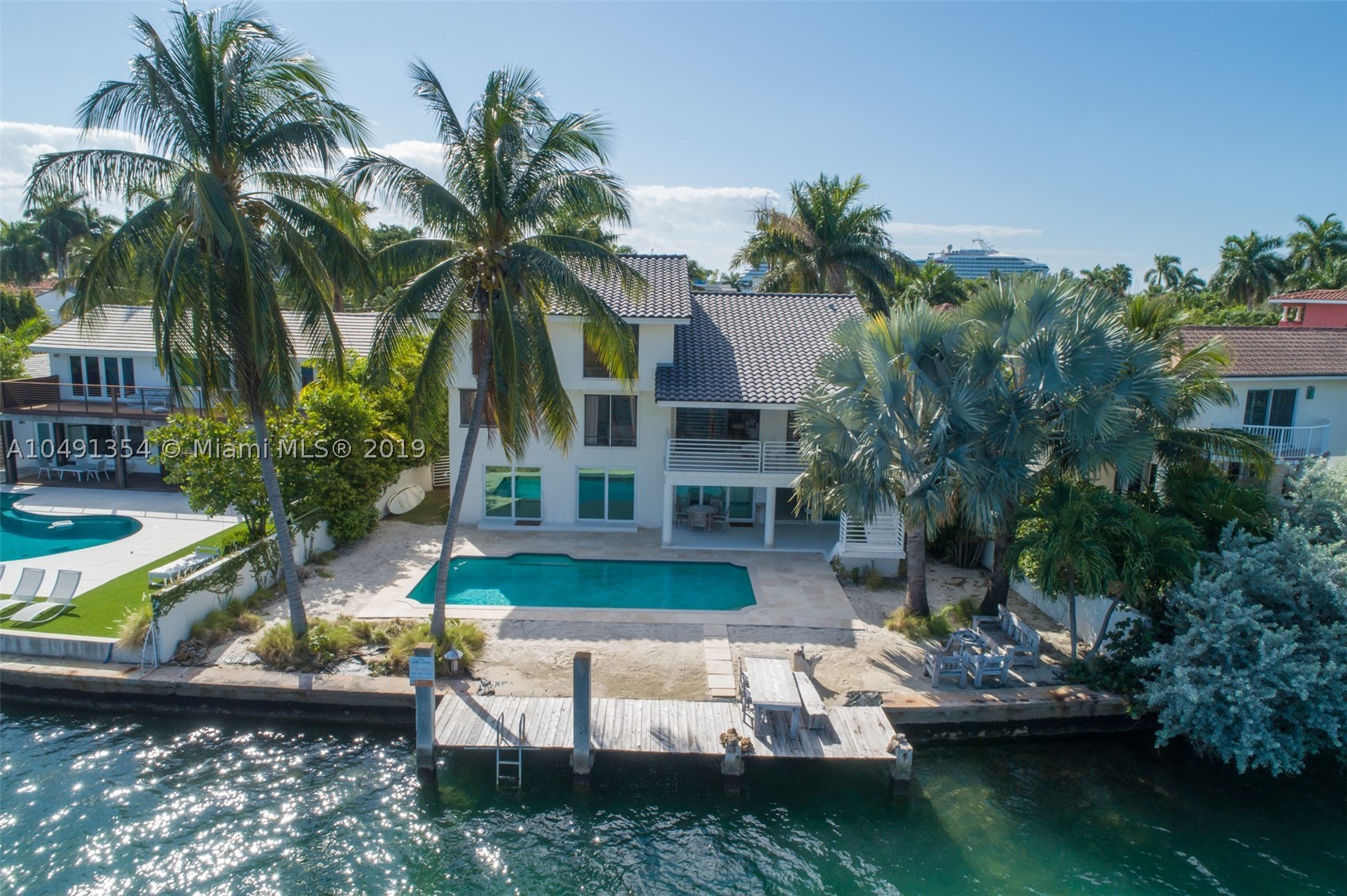 Opportunity Knocks. 8,668  lot   with   4,150 HOUSE SOLD BELOW LOT VALUE Best on Palm/Hibiscus/Venetians ISLANDS ***Zillow est 5.4 Million*** Easily finish or build new 77Ft on water with with dock for large yachts. Quiet oasis with staff quarters and exc. pool. Generous parking and 2 car Garage Minute to South Beach and  downtown
24 hours notice to show.