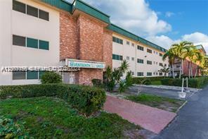 Corner 2/2 apartment with balcony and garden view at Hallandale near the ocean and many different stores which make shopping easy!
Has nice Tenant on month to month basses .