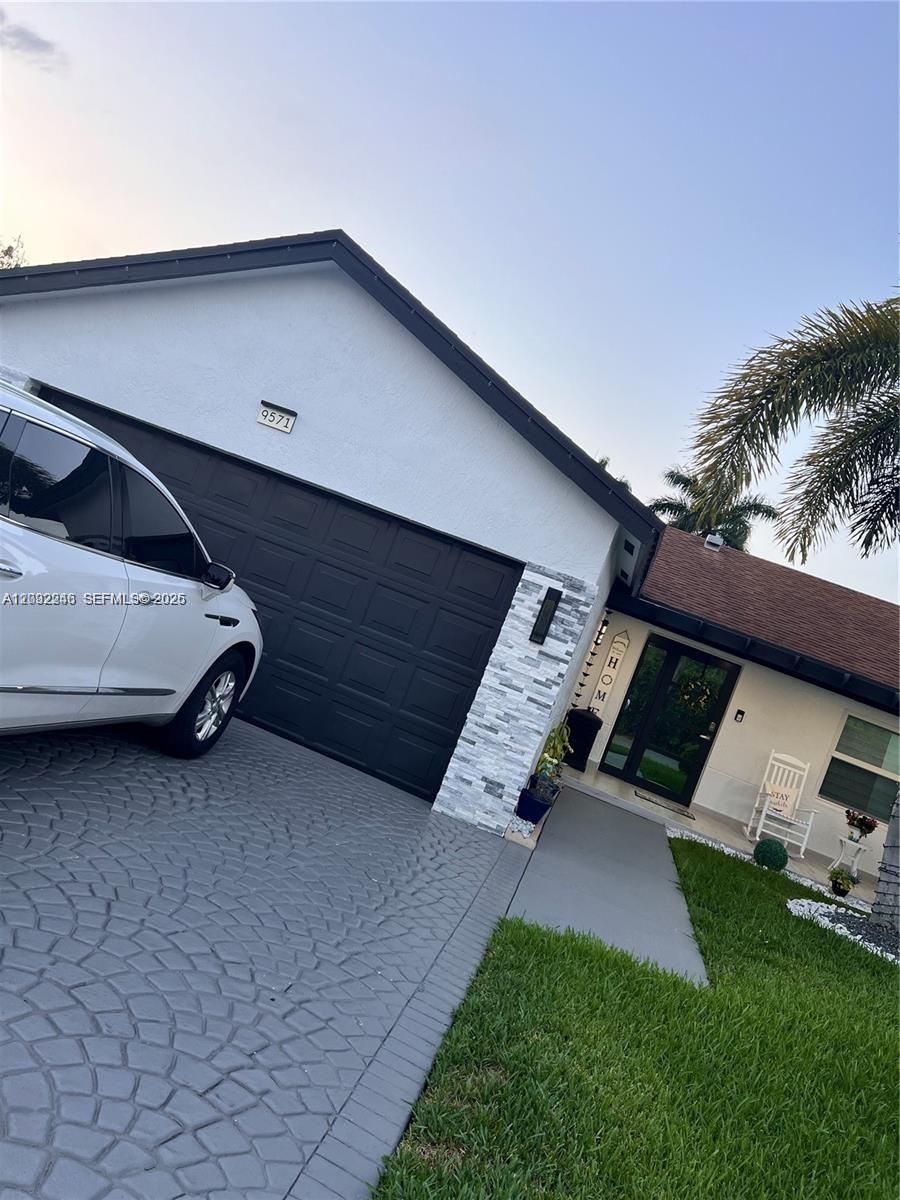 BANYAN ESTATES - Residential Lease