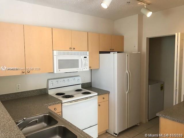 PERFECT FOR INVESTORS! GREAT RETURN, RENTED AT $1,725.00 UNTIL 02/27/2026. GATED COMMUNITY, LOVELY AND SPACIOUS UNIT IN ST ANDREWS, VAULTED CEILINGS, LAMINATED FLOORS, WASHER/DRYER INSIDE UNIT RESORT STYLE SWIMMING POOL AND SPA, FITNESS CENTER, INDOOR RACQUET BALL, CLUBHOUSE, BUSINESS CENTER CHILD PLAY AREA AND TENNIS COURT. CENTRALLY LOCATED IN A QUIET, SAFE WELL KEP0T, FAMILY ORIENTED NEIGHBOORHOOD NEAR EXCELLENT SCHOOLS.. SEND OFFERS IT WONT LAST!!