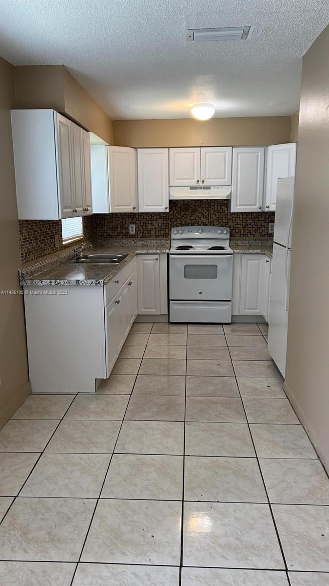 HOLLYWOOD PARK - Residential Lease