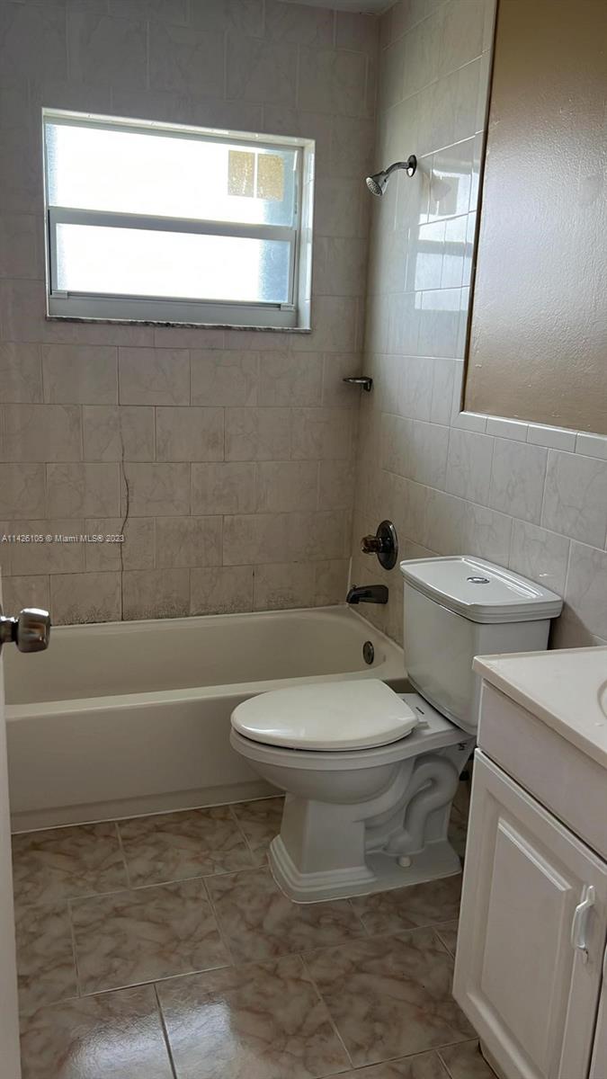 HOLLYWOOD PARK - Residential Lease
