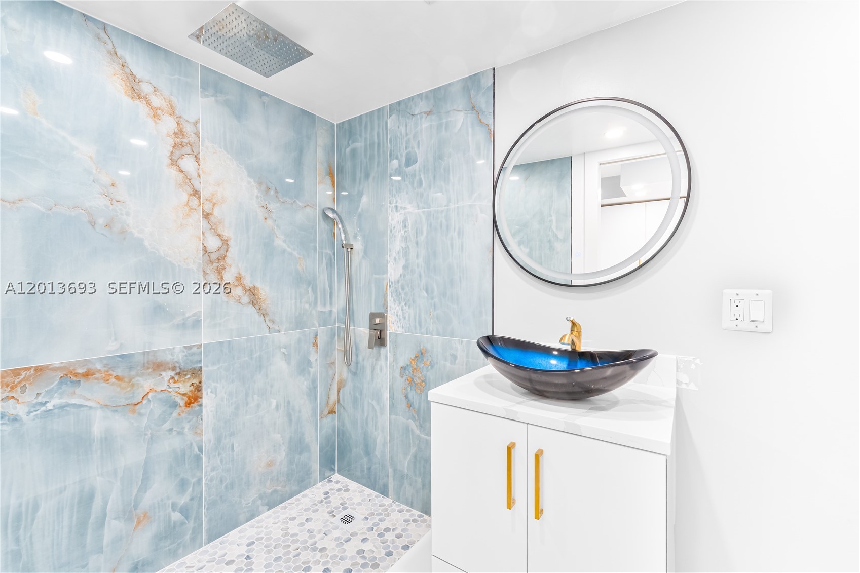 ADMIRALS PORT CONDO-EAST - Residential