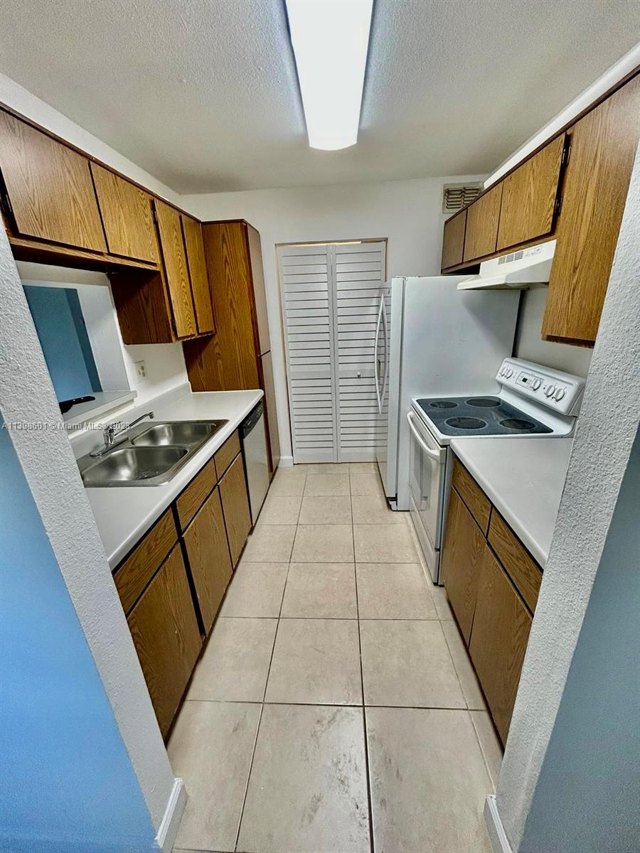PRESERVE AT AVERY LAKES - Residential Lease