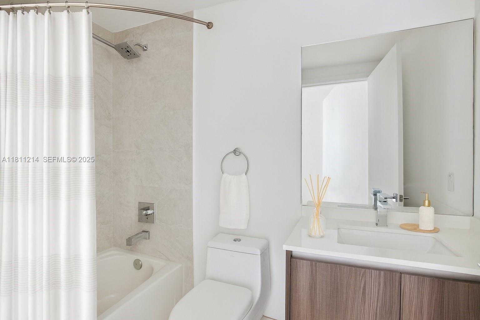 ARIA ON THE BAY CONDO - Residential
