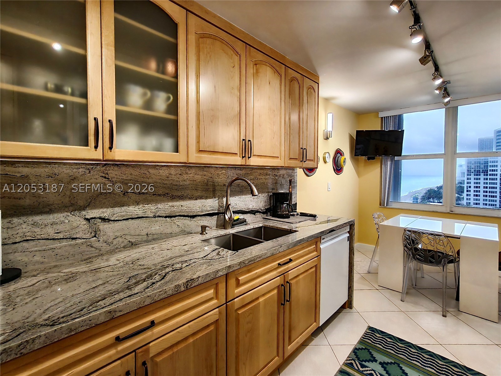 AQUARIUS CONDO - Residential