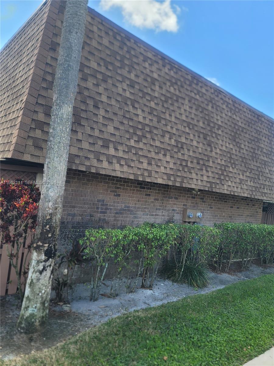 Easy to show! Motivated sellers. Fee simple townhouse in Woodland Lake States. 3 bedrooms 2.5 bathrooms with spacious layout. Large bedrooms, primary room has walk in closets. Low HOW includes roof repairs. Prime location.