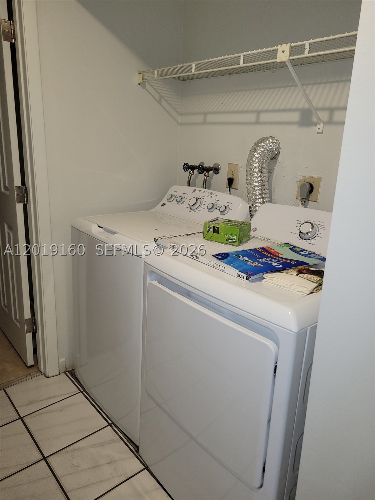 COUNTRY LAKE MANORS TOWNH - Residential