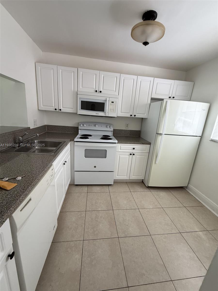 Well maintained condo 2/2 on the second floor. Investors welcome. Laundry room on the same floor. Call me today to Schedule an appt.