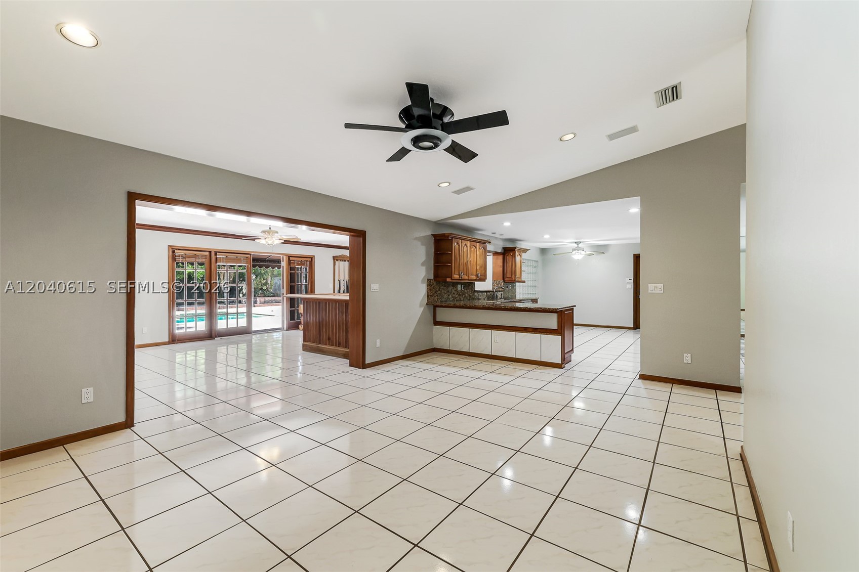 KINGS GROVE - Residential