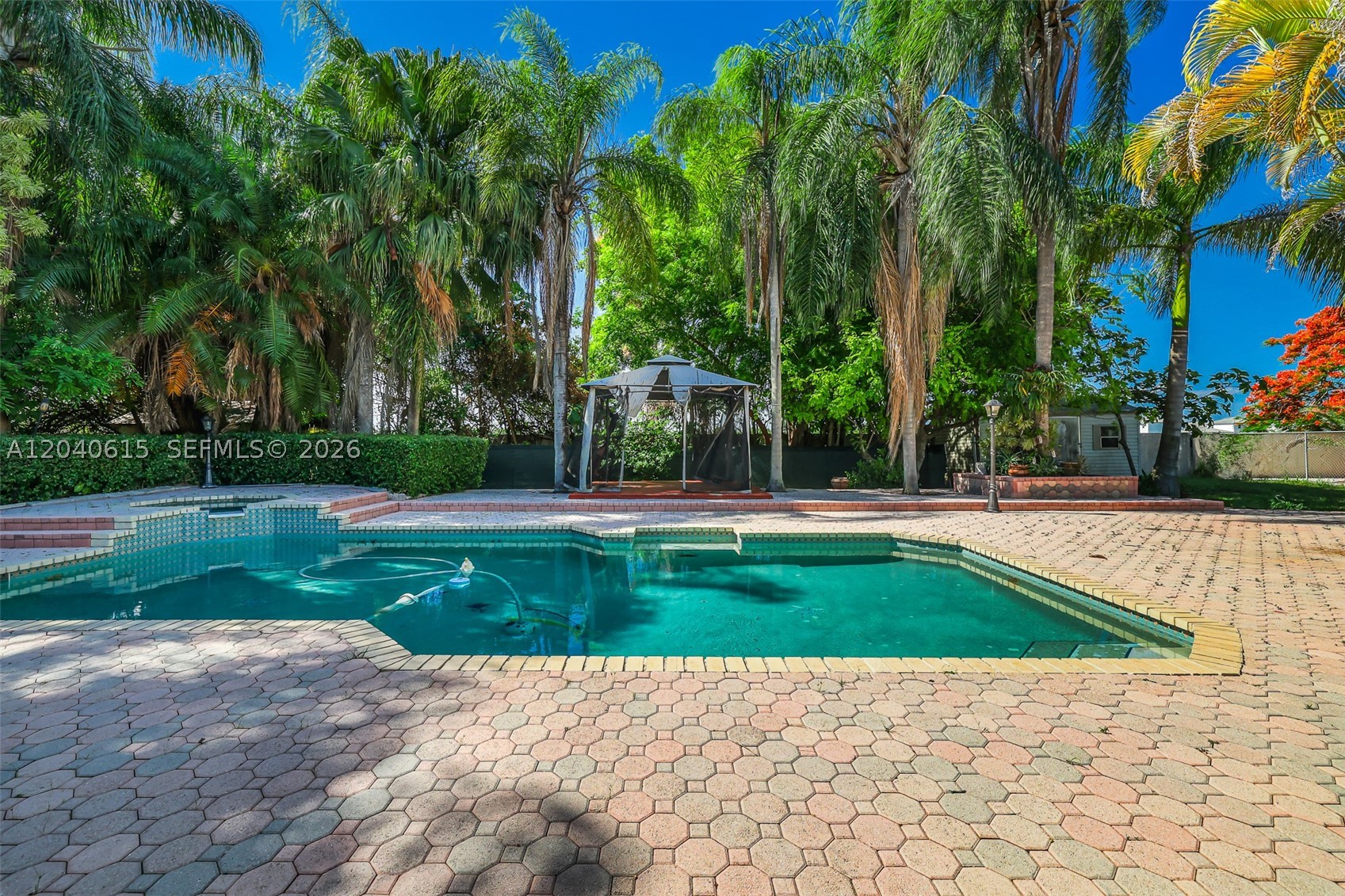 KINGS GROVE - Residential