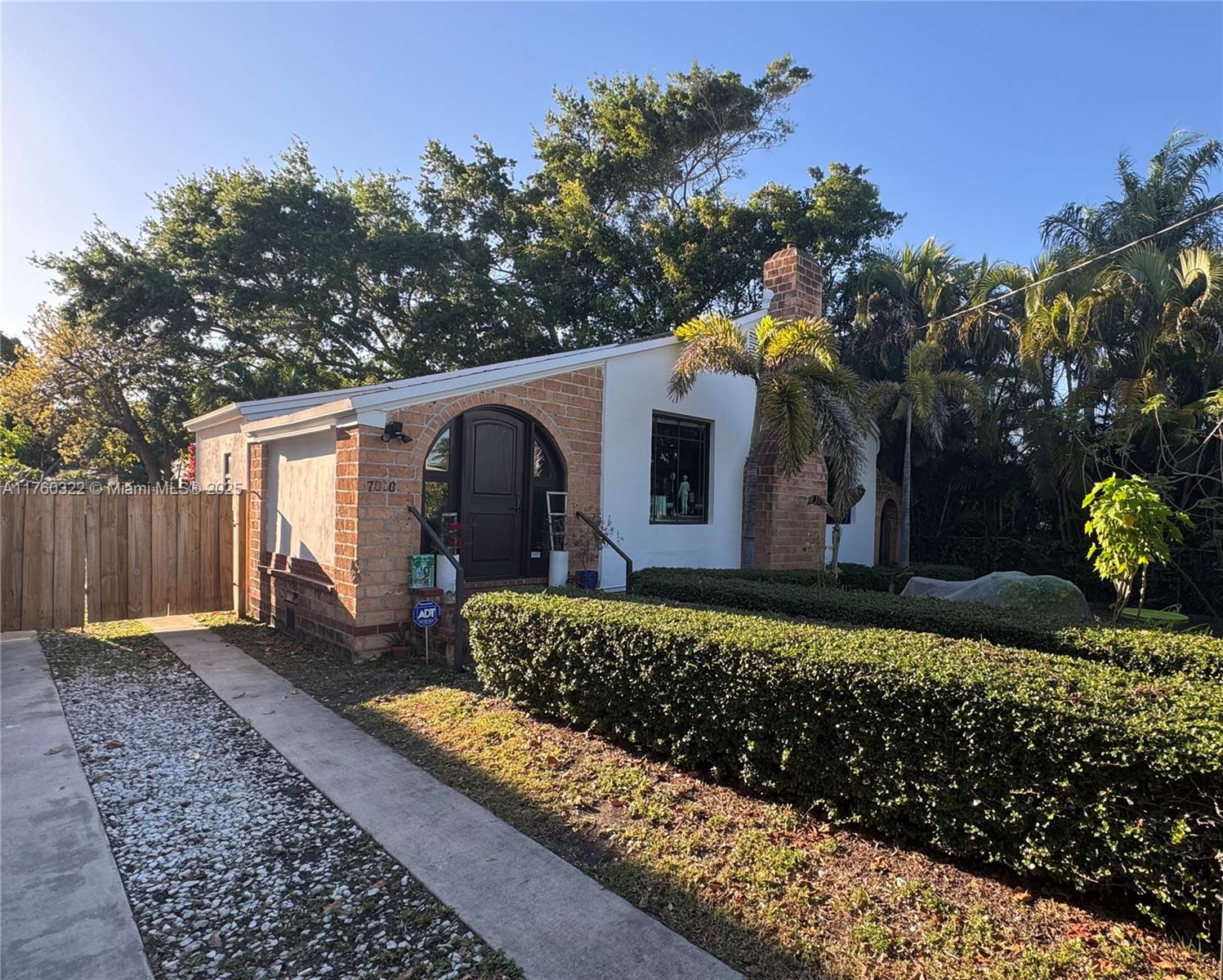 Renovated home located in the heart of Baywood, 2 bedroom 2 bath with spacious backyard. Impact windows and doors, central AC, updated kitchen, wood floors, open living/family area. Amazing location, 15 minutes to the beach, 15 minutes to the airport, 10 minutes to Downtown.
