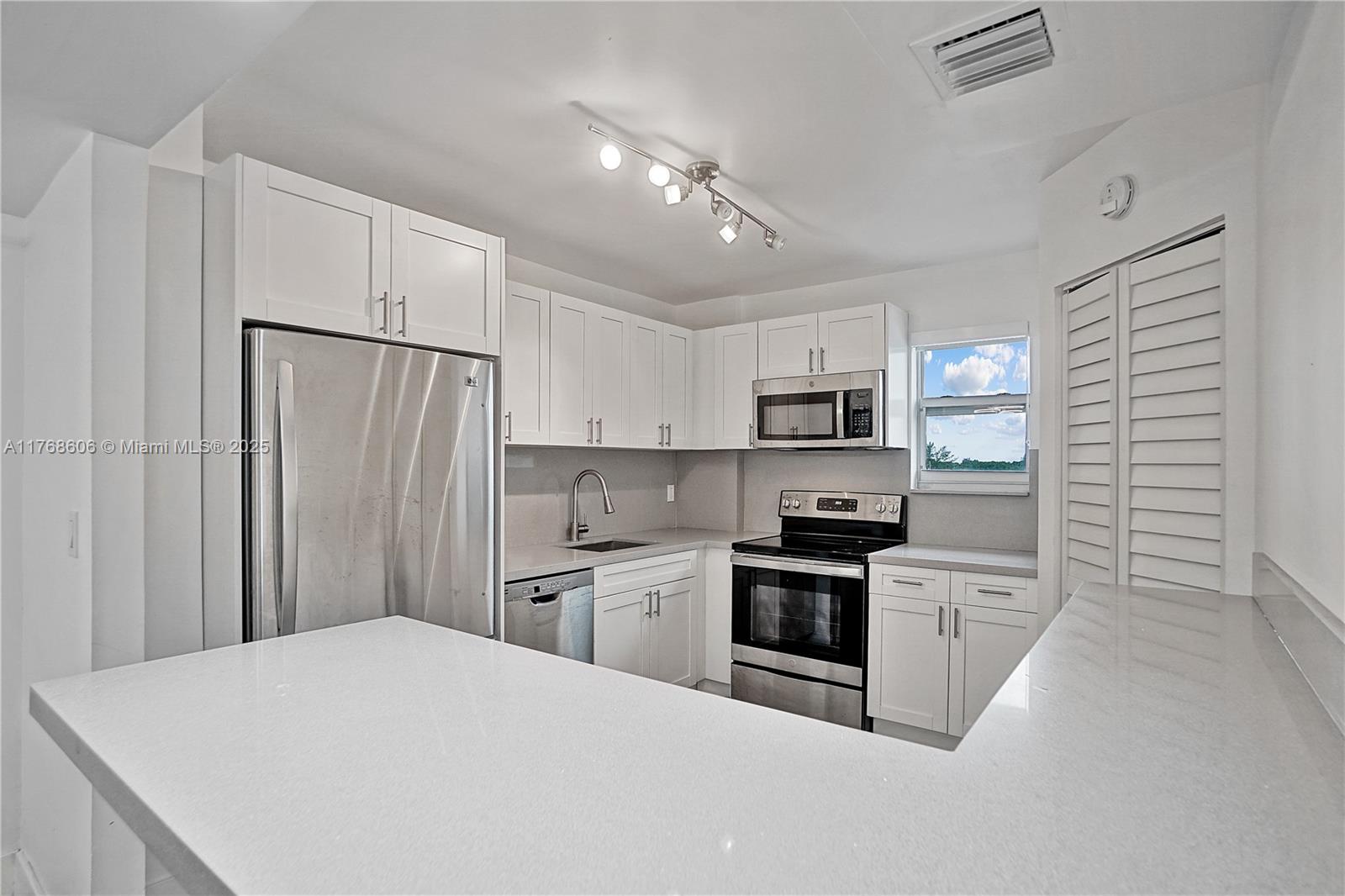 MANATEE CONDO - Residential Lease