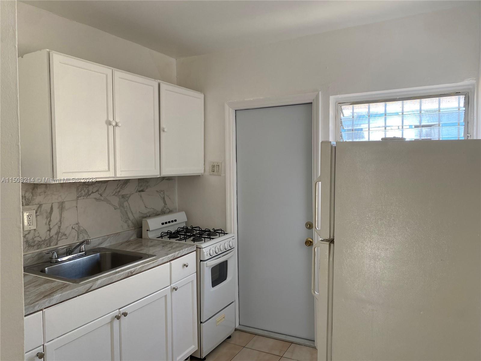 LAWRENCE ESTATE LAND CO - Residential Lease