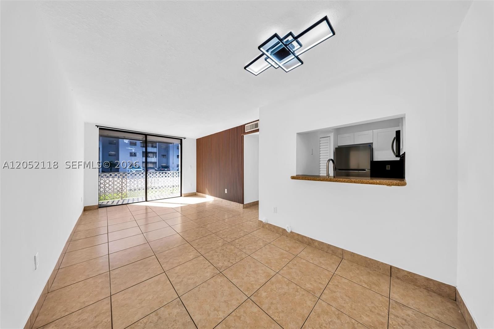 Beautiful 2-bedroom, 2-bathroom apartment in the desirable Fontainebleau Gardens Condo. Features a spacious living area with 870 sq. ft., unfurnished, and ready for move-in. Located close to major highways and shopping centers. Don't miss this opportunity!