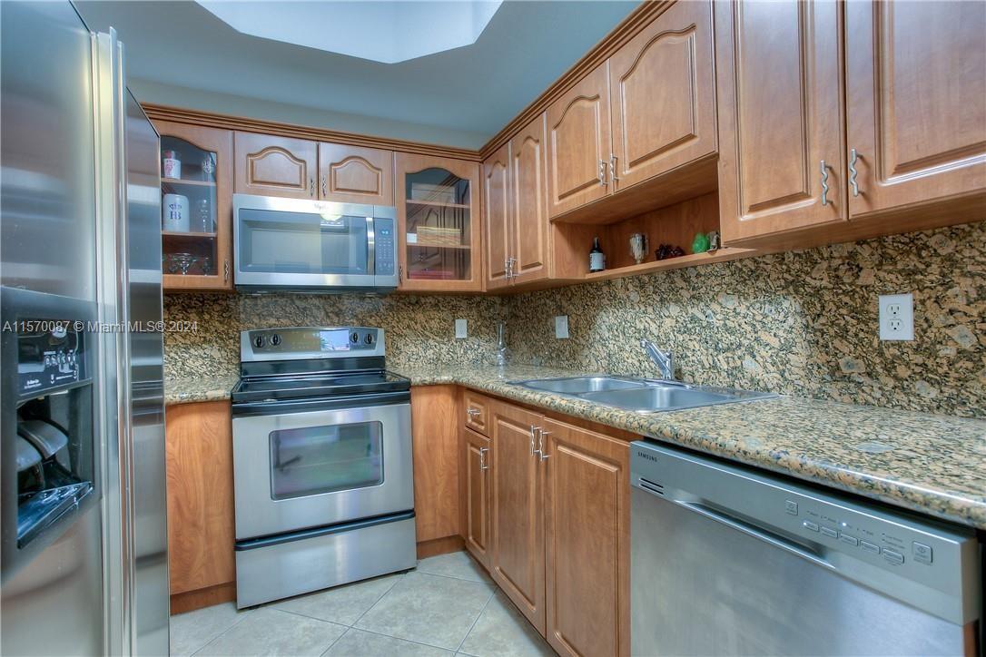 VILLAS AT HARBOR ISLES CO - Residential Lease