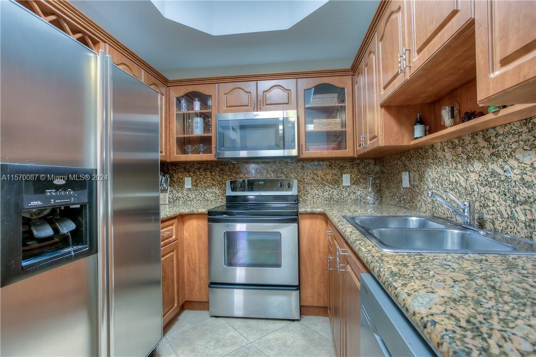 VILLAS AT HARBOR ISLES CO - Residential Lease