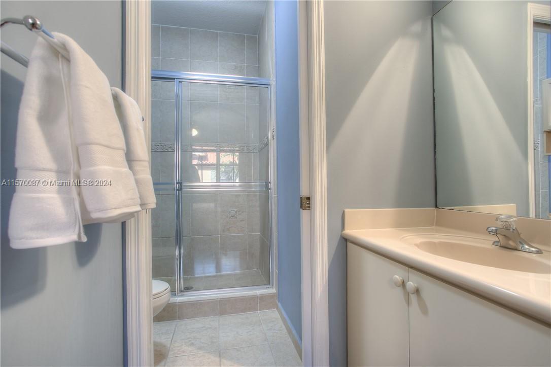VILLAS AT HARBOR ISLES CO - Residential Lease
