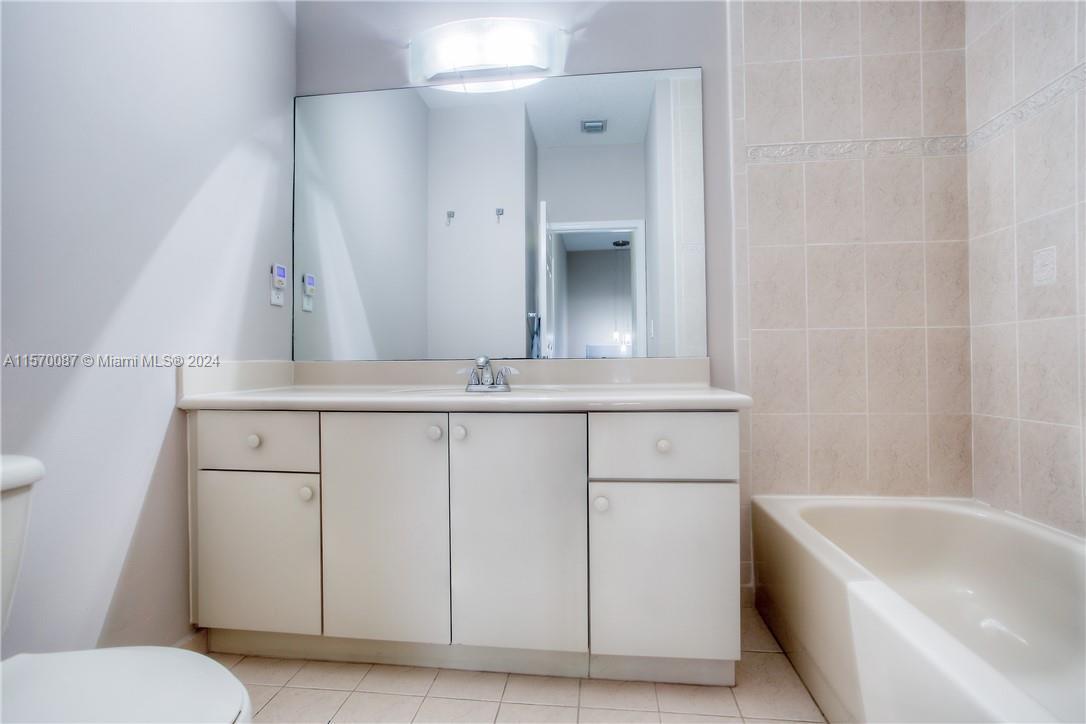 VILLAS AT HARBOR ISLES CO - Residential Lease