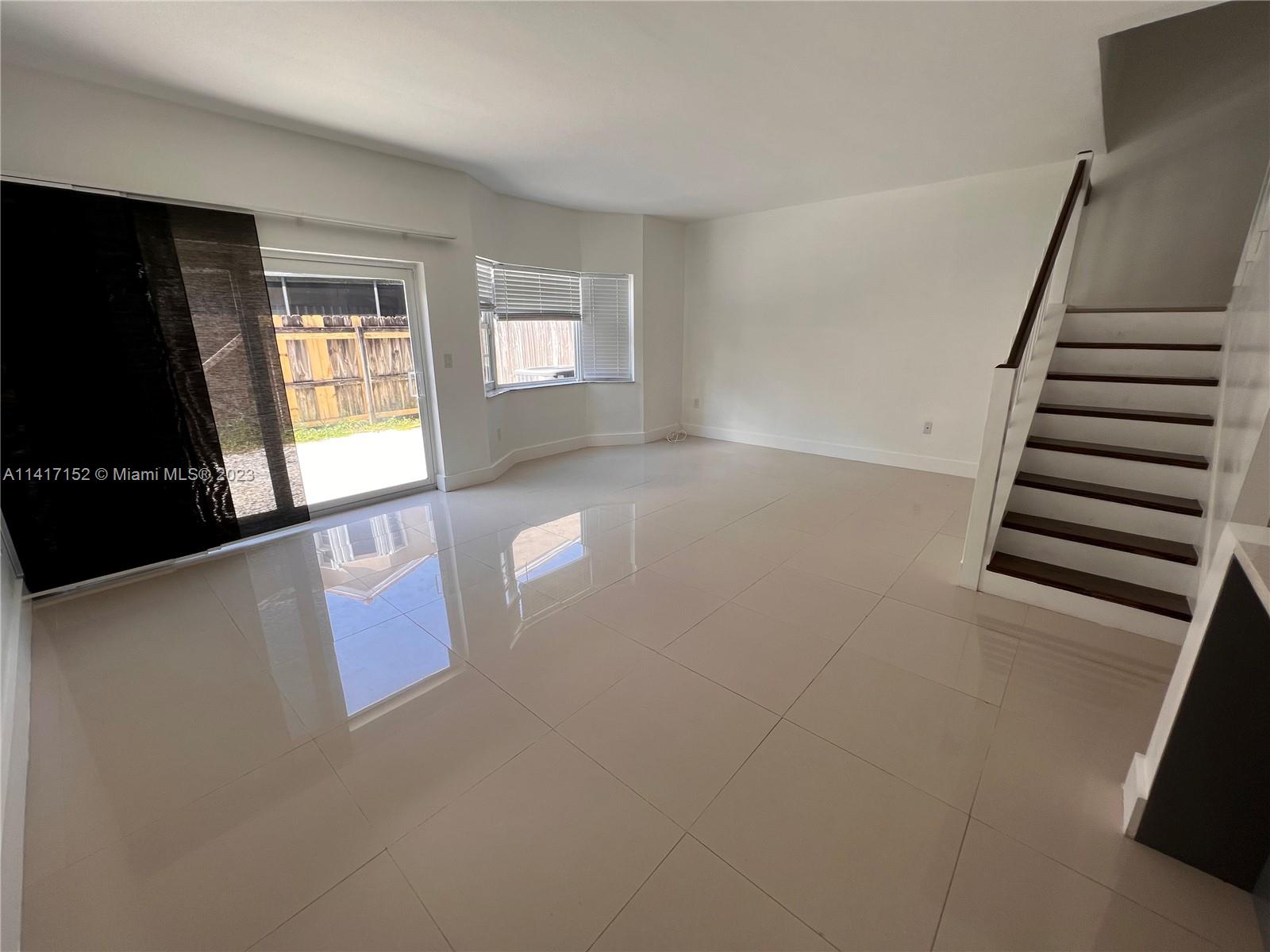 LE CLUB AT KENDALE LAKES - Residential Lease