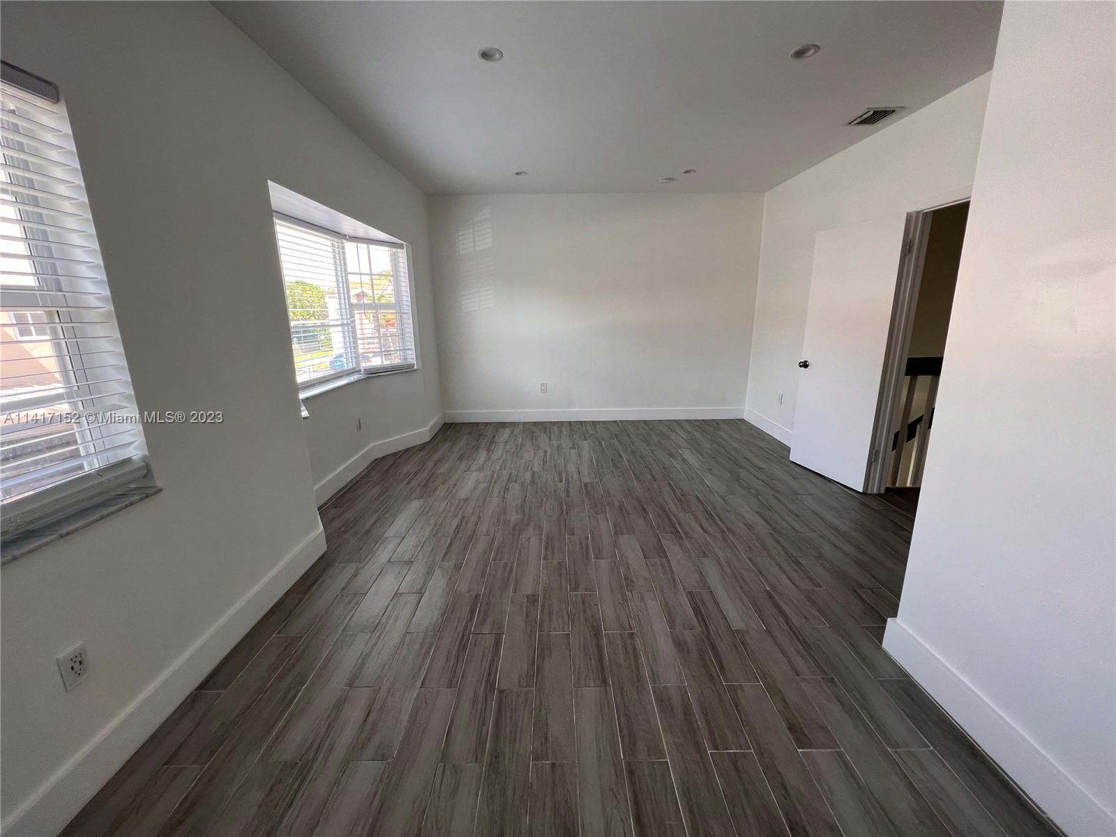 LE CLUB AT KENDALE LAKES - Residential Lease