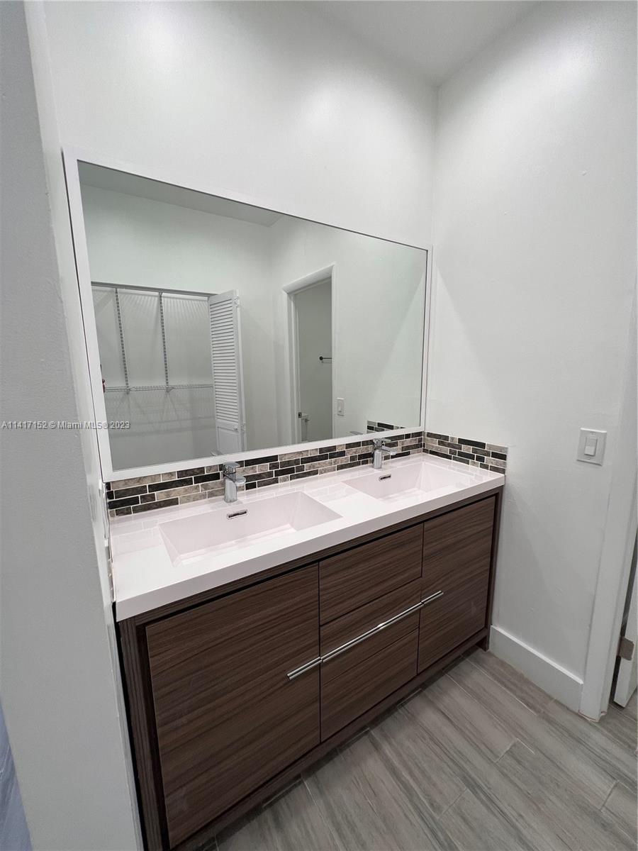 LE CLUB AT KENDALE LAKES - Residential Lease