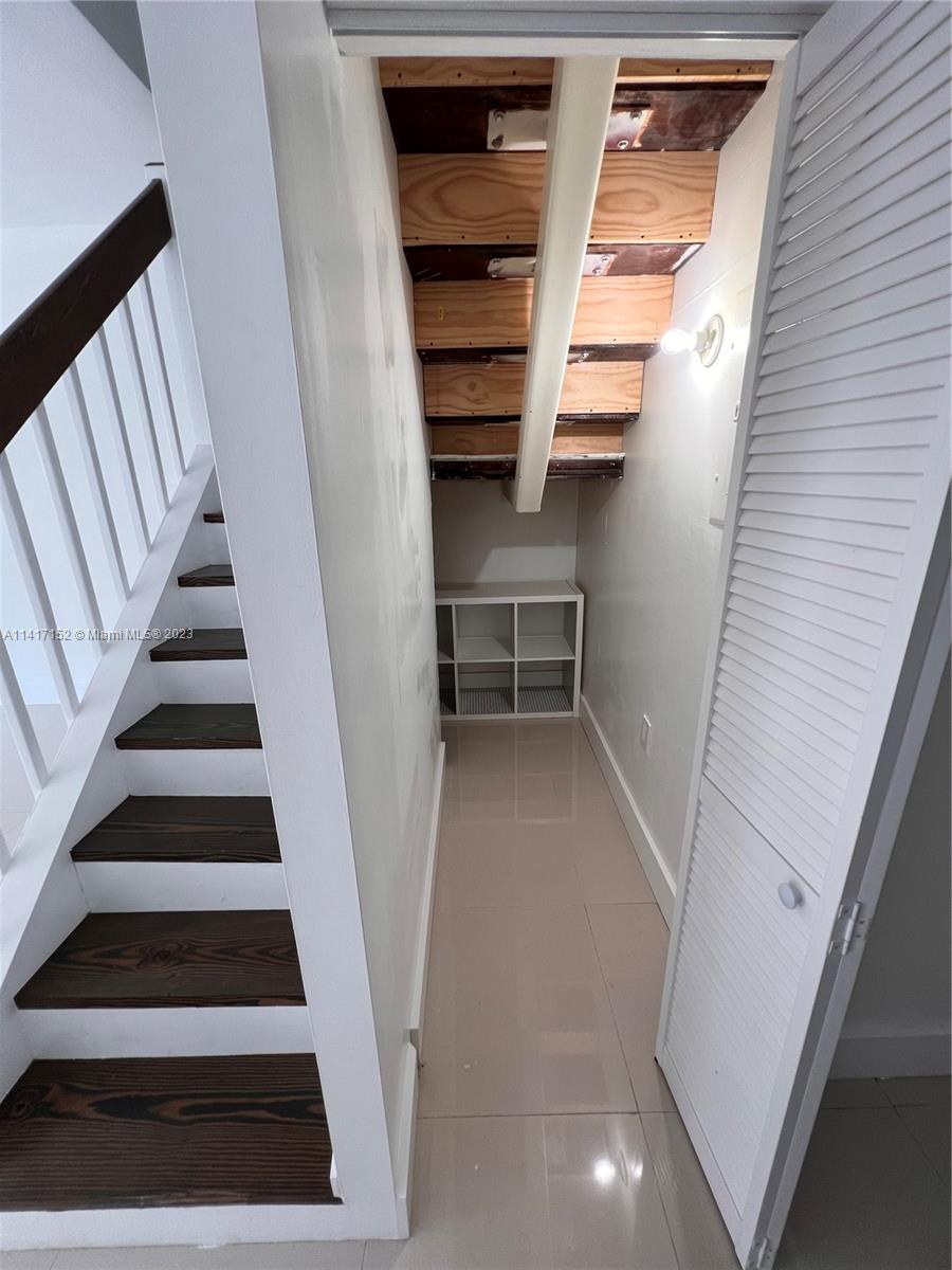 LE CLUB AT KENDALE LAKES - Residential Lease