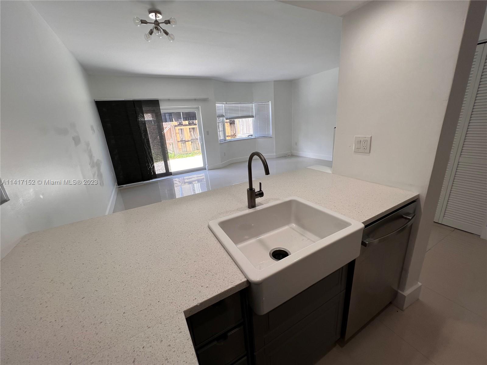 LE CLUB AT KENDALE LAKES - Residential Lease
