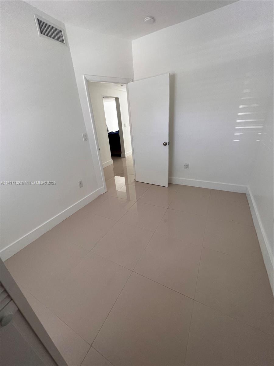 LE CLUB AT KENDALE LAKES - Residential Lease