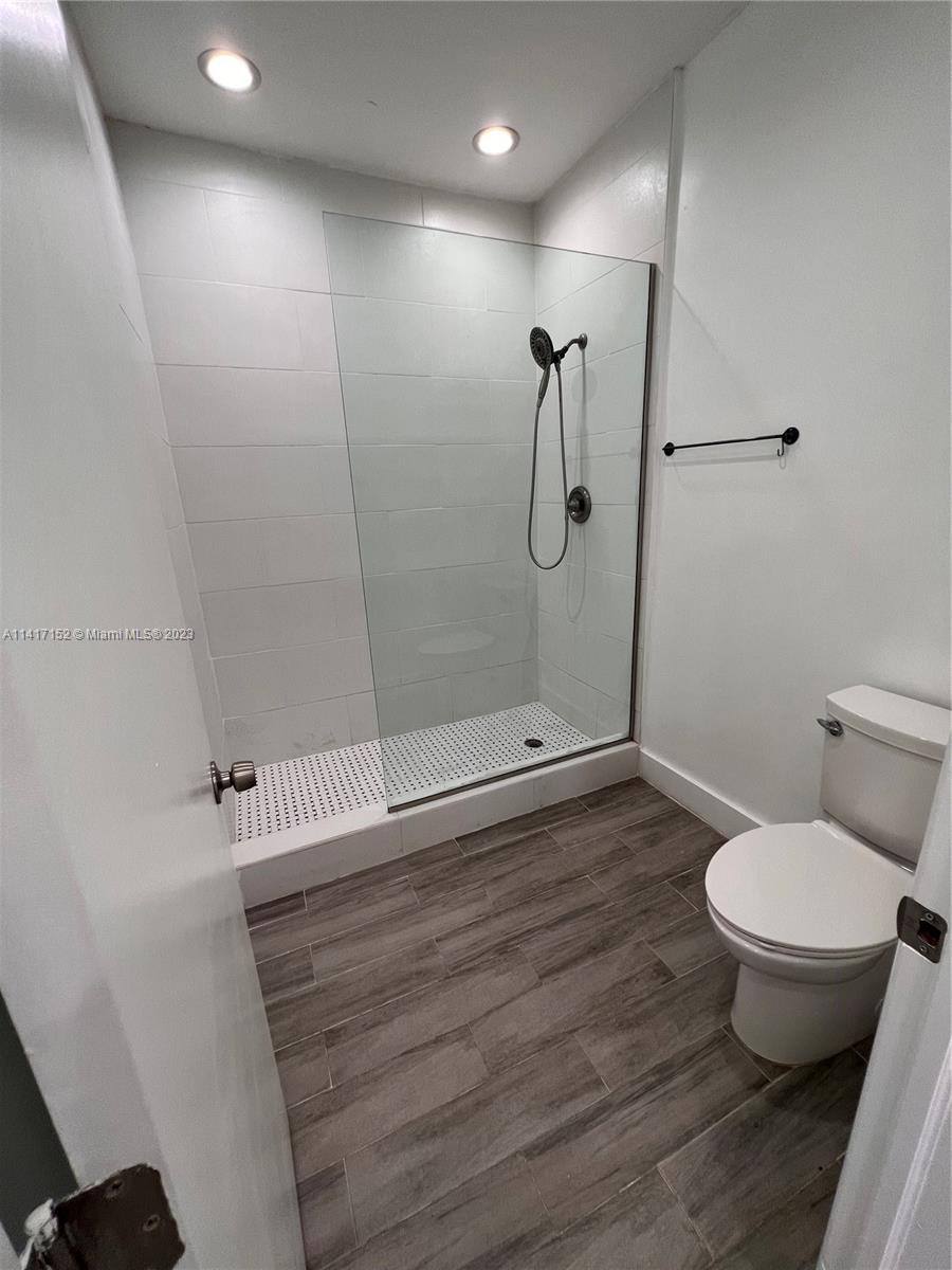 LE CLUB AT KENDALE LAKES - Residential Lease