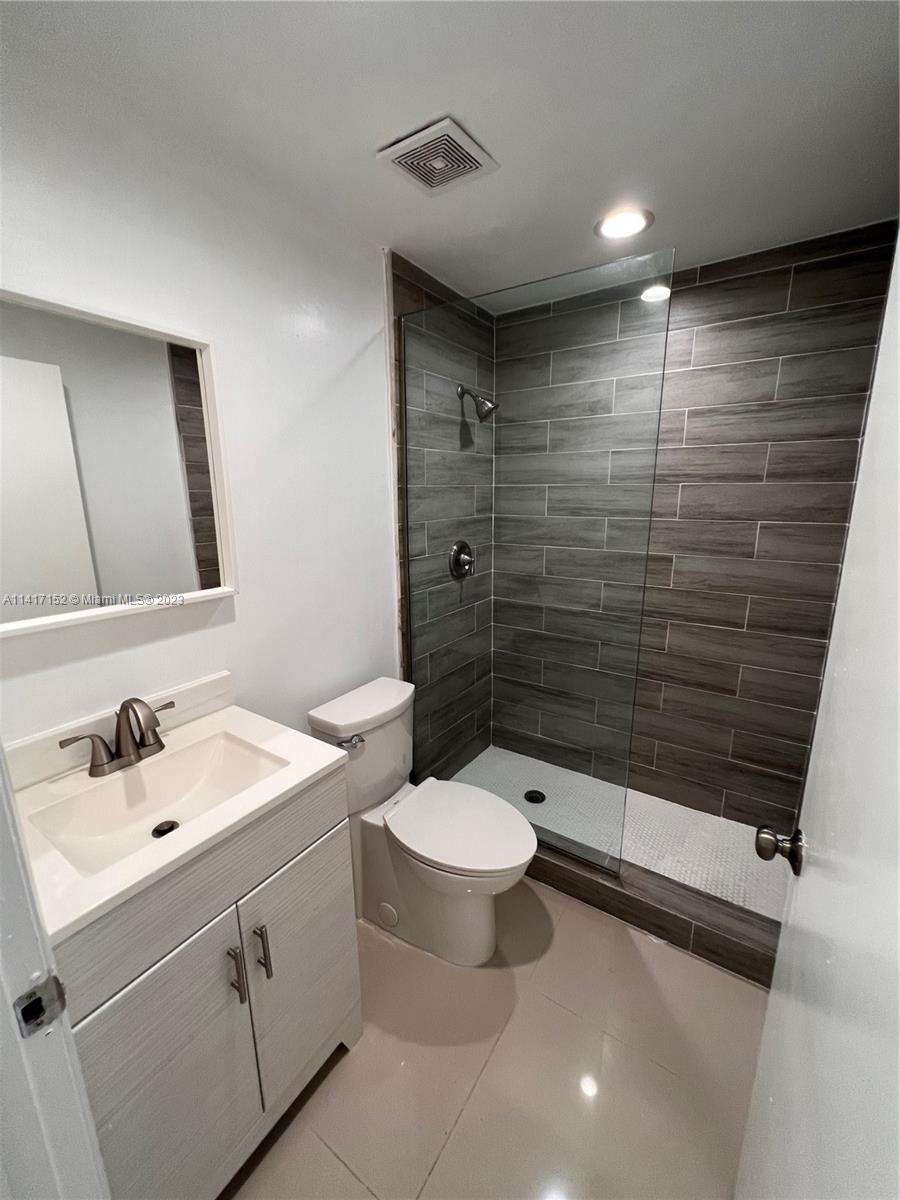 LE CLUB AT KENDALE LAKES - Residential Lease