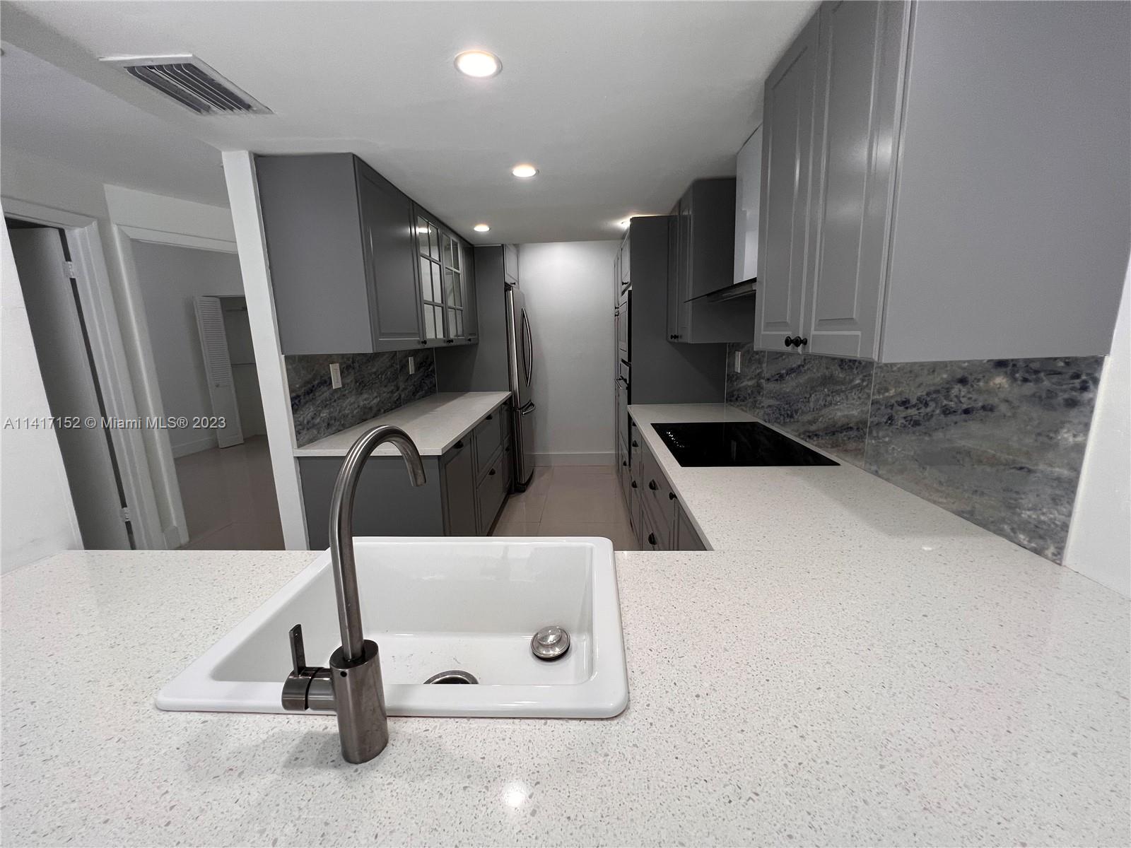 LE CLUB AT KENDALE LAKES - Residential Lease