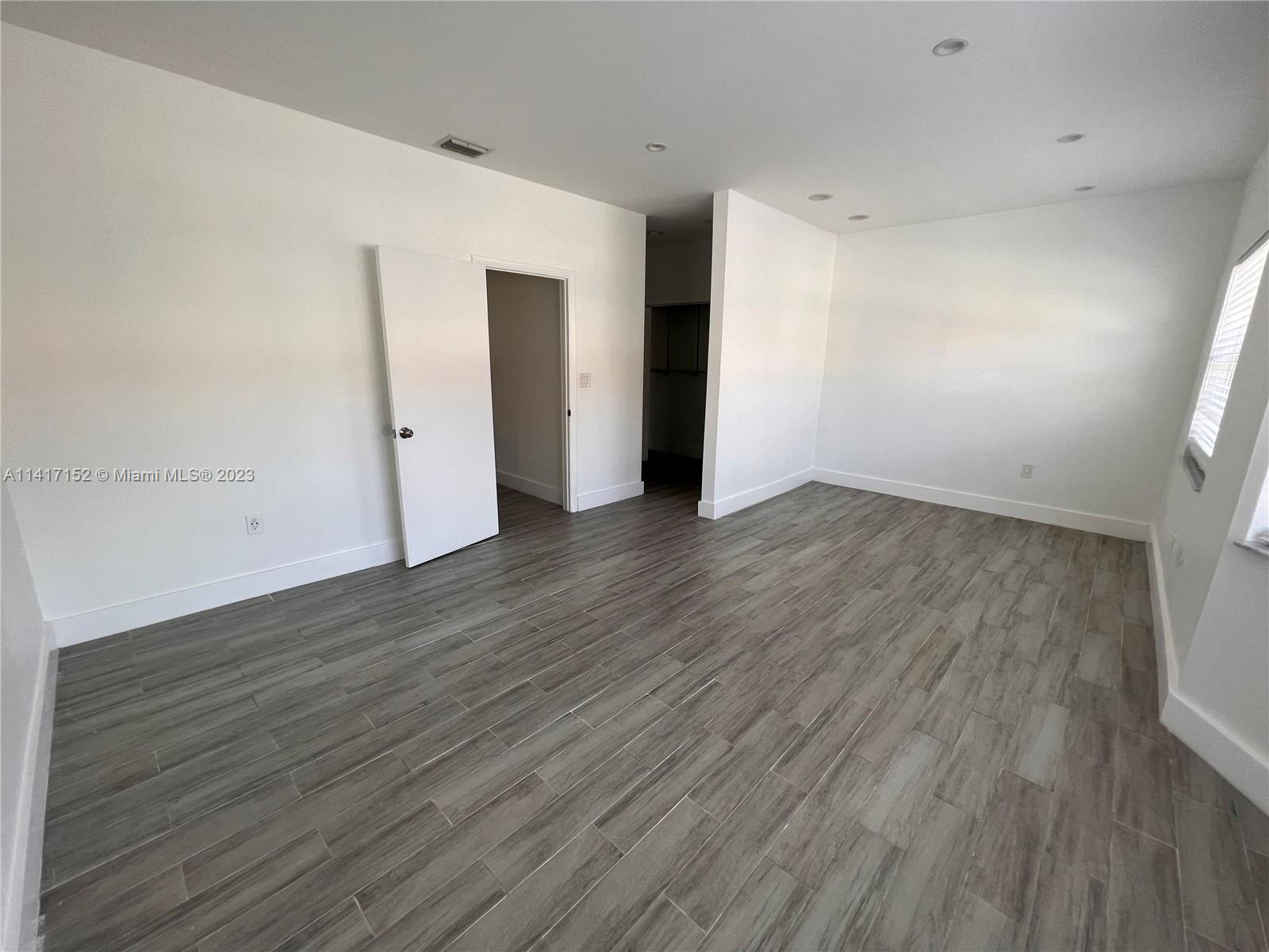 LE CLUB AT KENDALE LAKES - Residential Lease