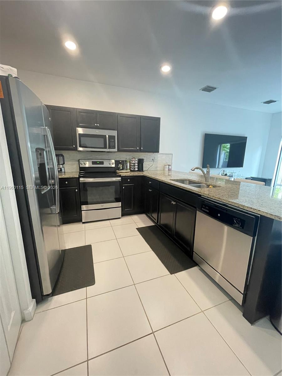 COCO PALM ESTATES - Residential Lease