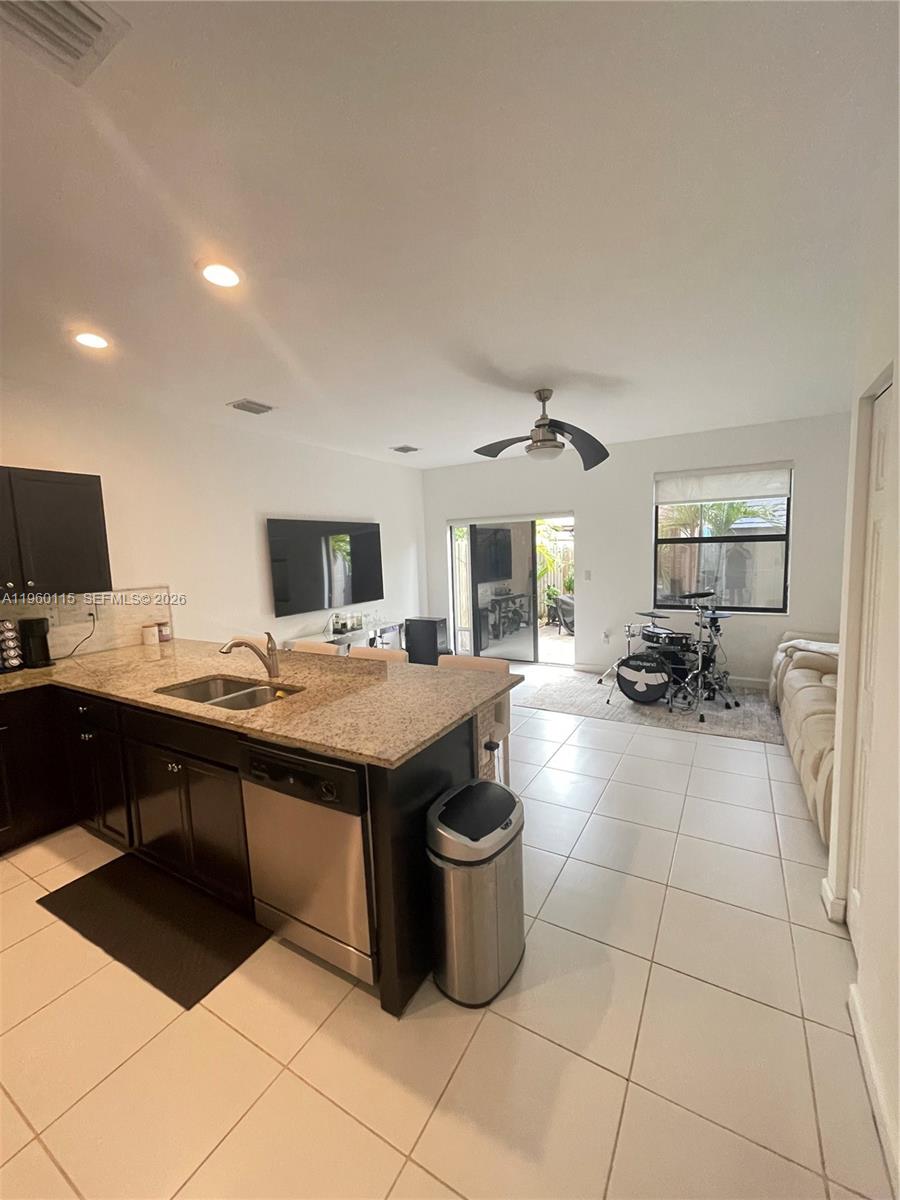 COCO PALM ESTATES - Residential Lease