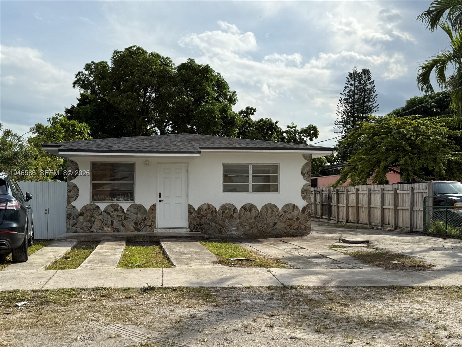 Beautiful 1 bedrooms and 1 baths unit with 4 parking space, Ample patio. Excellent location.