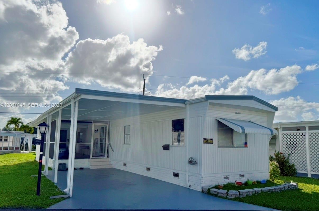 Beautiful 2-bedroom, 2-bathroom mobile home conveniently located within Orangebrook Mobile Home Park. Newly
updated. This clean community is within walking distance of shopping and restaurants and just a short drive to
Hollywood Beach and to Memorial Hospital. Purchaser must be 55+ but occupants can be 40+