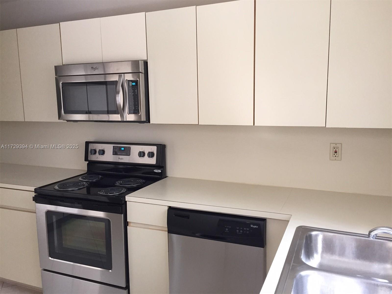 LES CHATEAUX AT INT GARDE - Residential Lease