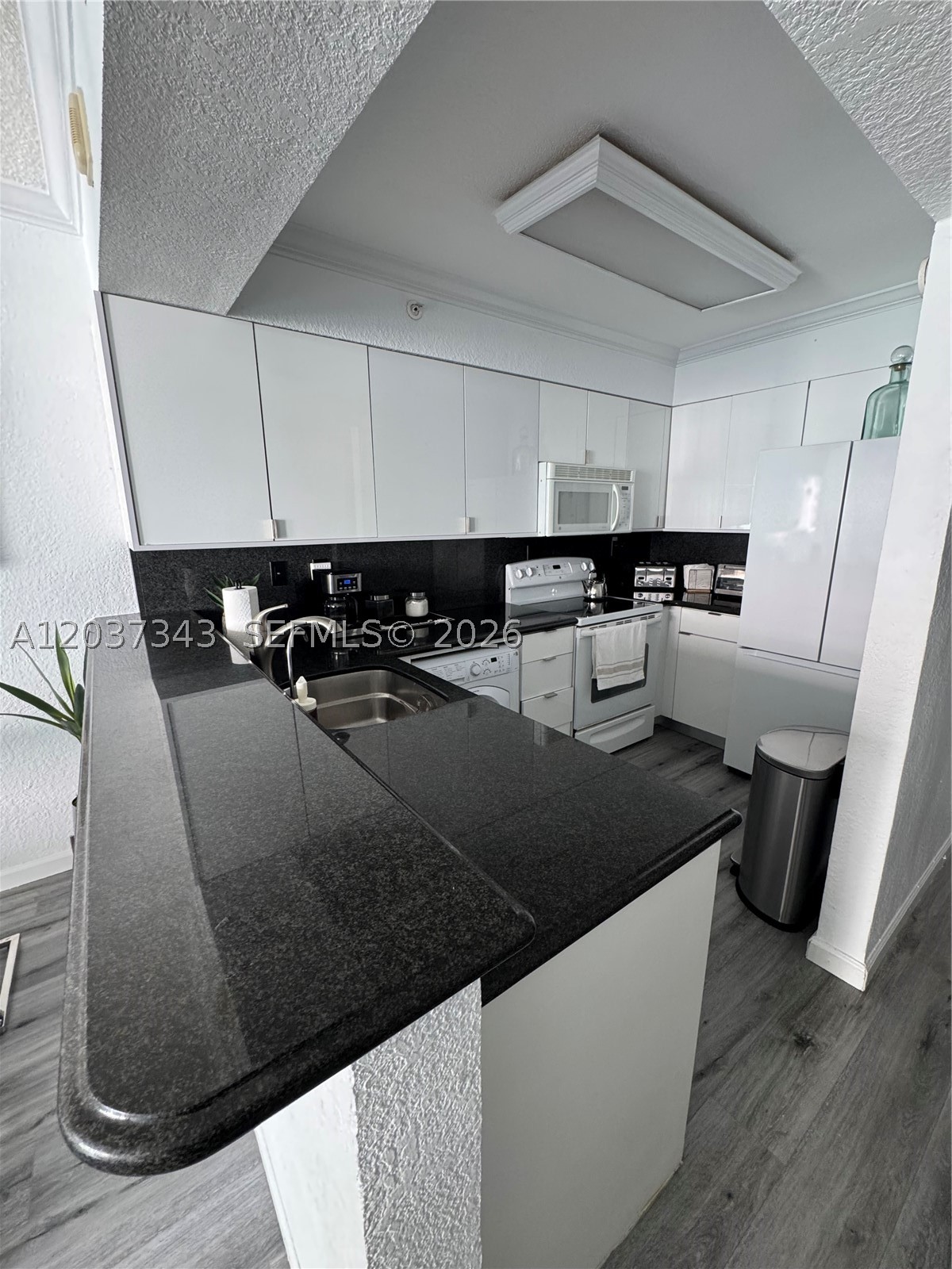 WAVE CONDO - Residential Lease