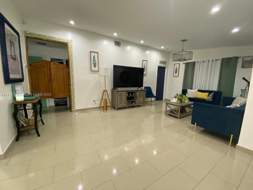 MEADOW WOOD MANOR #4 - Residential