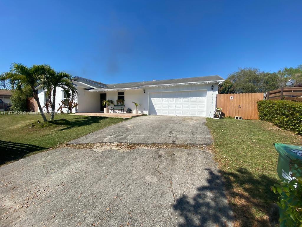 Beautiful and spacious Property in a very quiet area and surrounded by good shops in homestead Spacious rooms,
remodeled beautiful kitchen with a large patio to enjoy with your family.